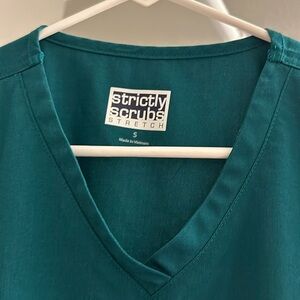 Worn twice. Washed but came from a kitty friendly home. Non smoker.